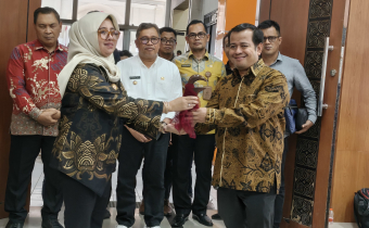 Ketua Bawaslu Takalar Serahkan Cinderamata Badik Khas Makassar ke TA Komisi 2 DPR RI