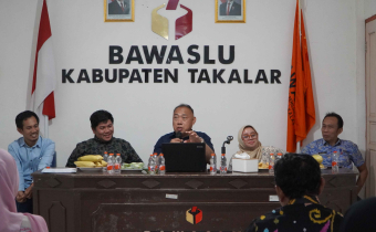 Pimpinan Bawaslu Provinsi Sulawesi Selatan, Andarias Duma'memaparkan Kajian Hukum di Bawaslu Kabupaten Takalar