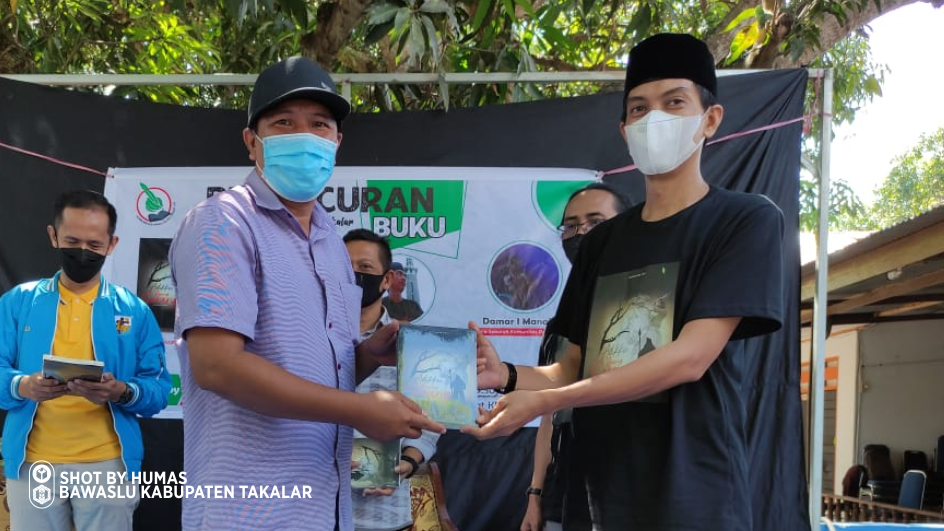 Perkuat Literasi Demokrasi, Ketua Bawaslu Takalar Hadiri Launching Buku
