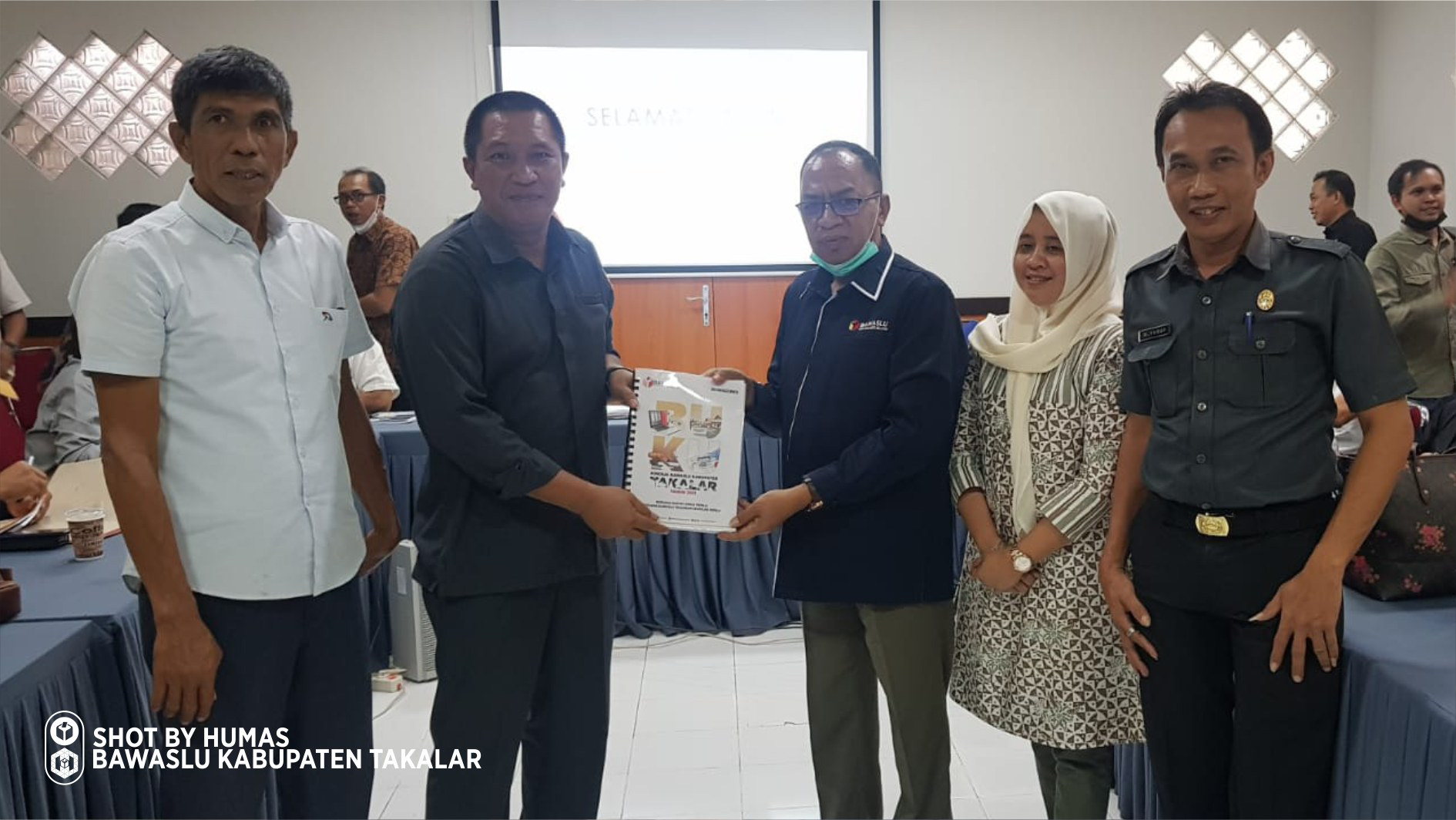 Bawaslu Takalar Serahkan Buku Kinerja tahun 2021 ke Bawaslu Provinsi Sulawesi Selatan
