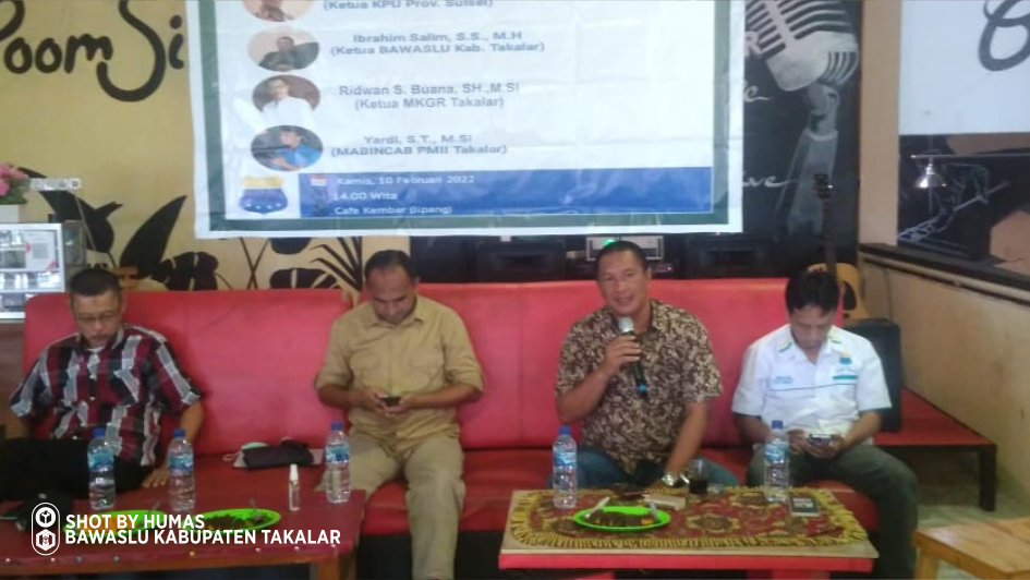 Ketua Bawaslu Takalar Narasumber pada Dialog Publik bertajuk Demokrasi