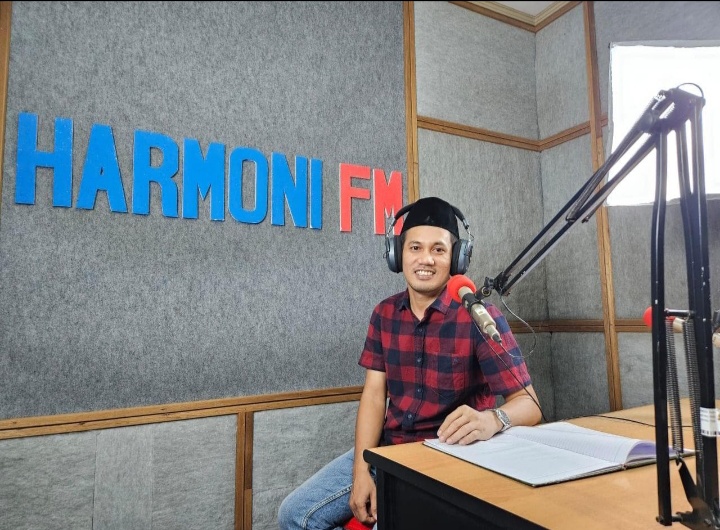 Kordiv PPPS Bawaslu Takalar, Ince Hadiy Rachmat Sebagai Speaker Talkshow Ngabuburit Pengawasan di Radio Harmony 97,0 fm