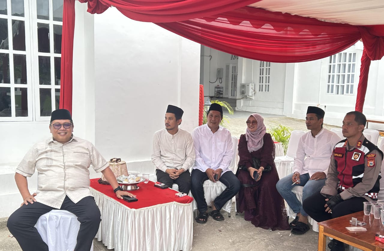 Bupati Takalar bersama Ketua dan Anggota Bawaslu. KPU Takalar pada acara Open House Idul Adha 1446 H di Rujab Bupati