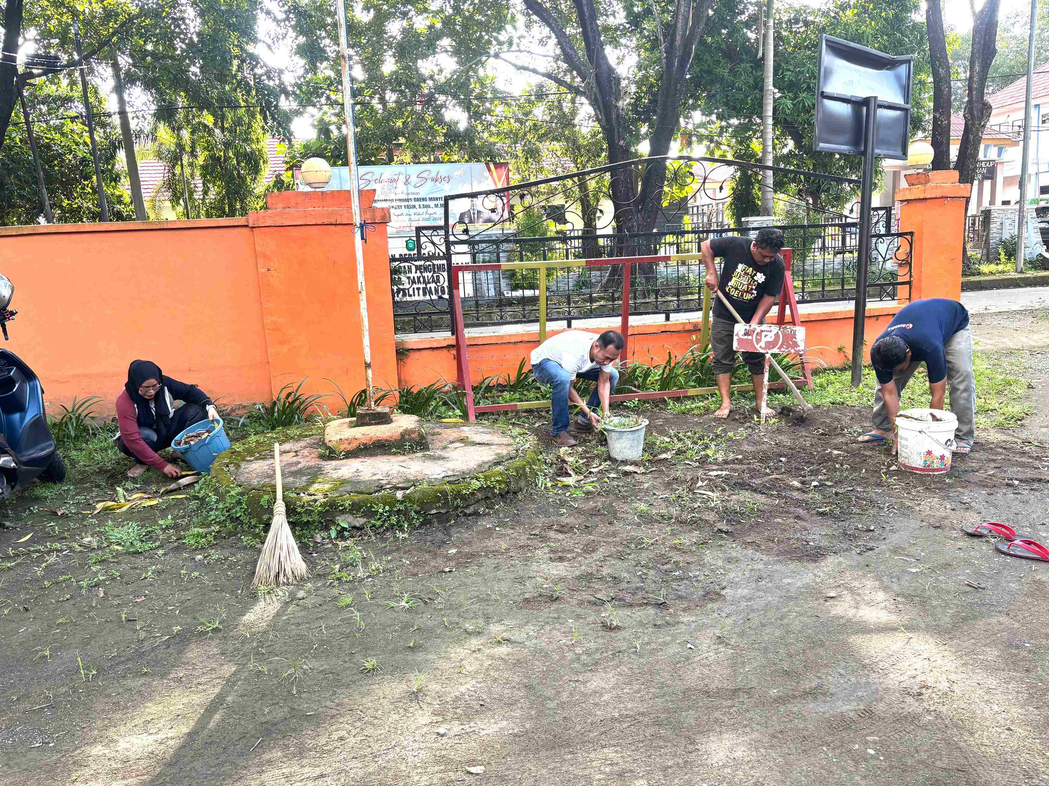 Jajaran Sekretariat Bawaslu Takalar Kerja Bakti di Hari Jum'at Bersih