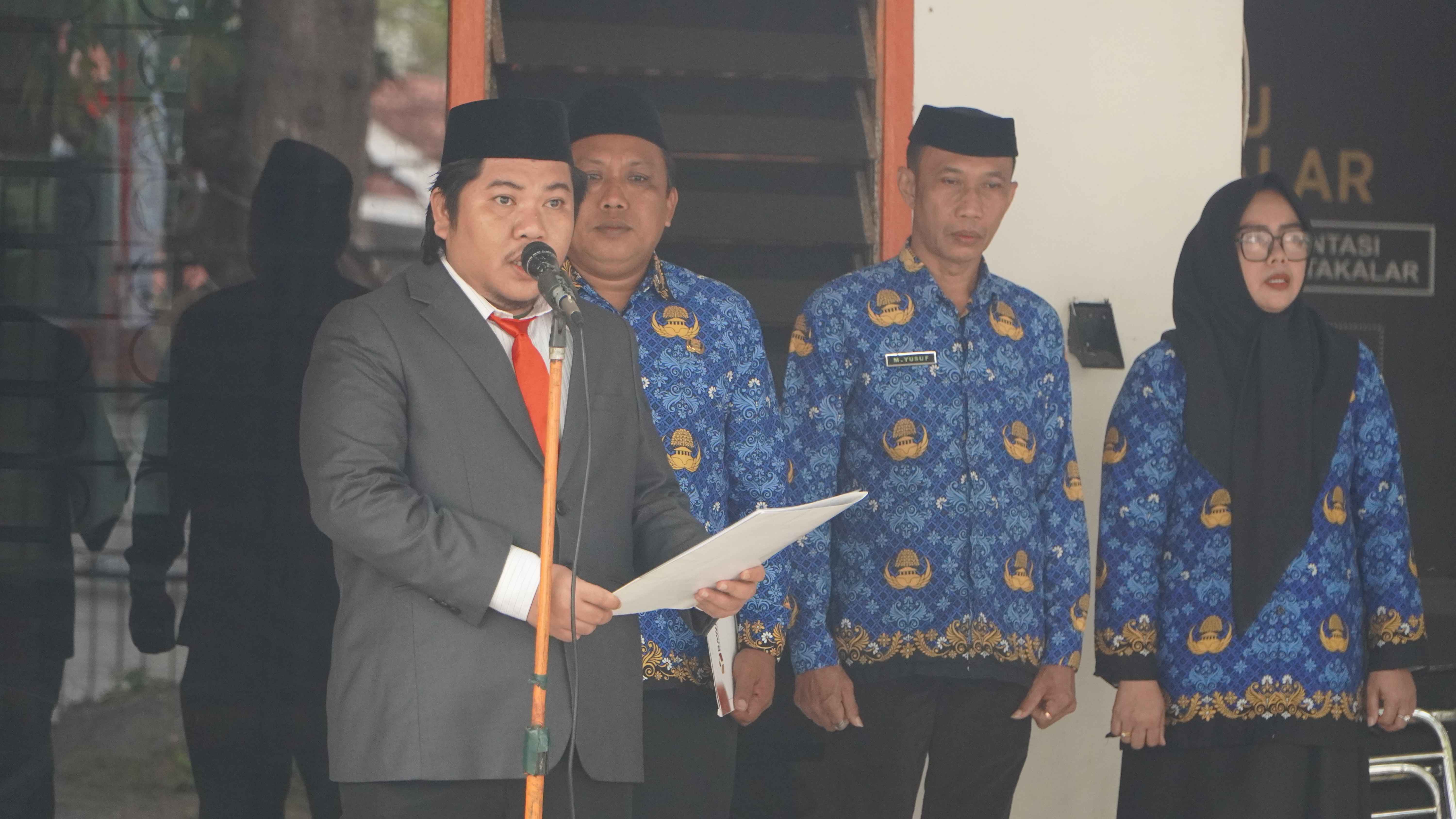 Pimpinan Bawaslu Takalar Sebagai Inspektur Upacara HUT RI ke 80 di Halaman Kantor Bawaslu