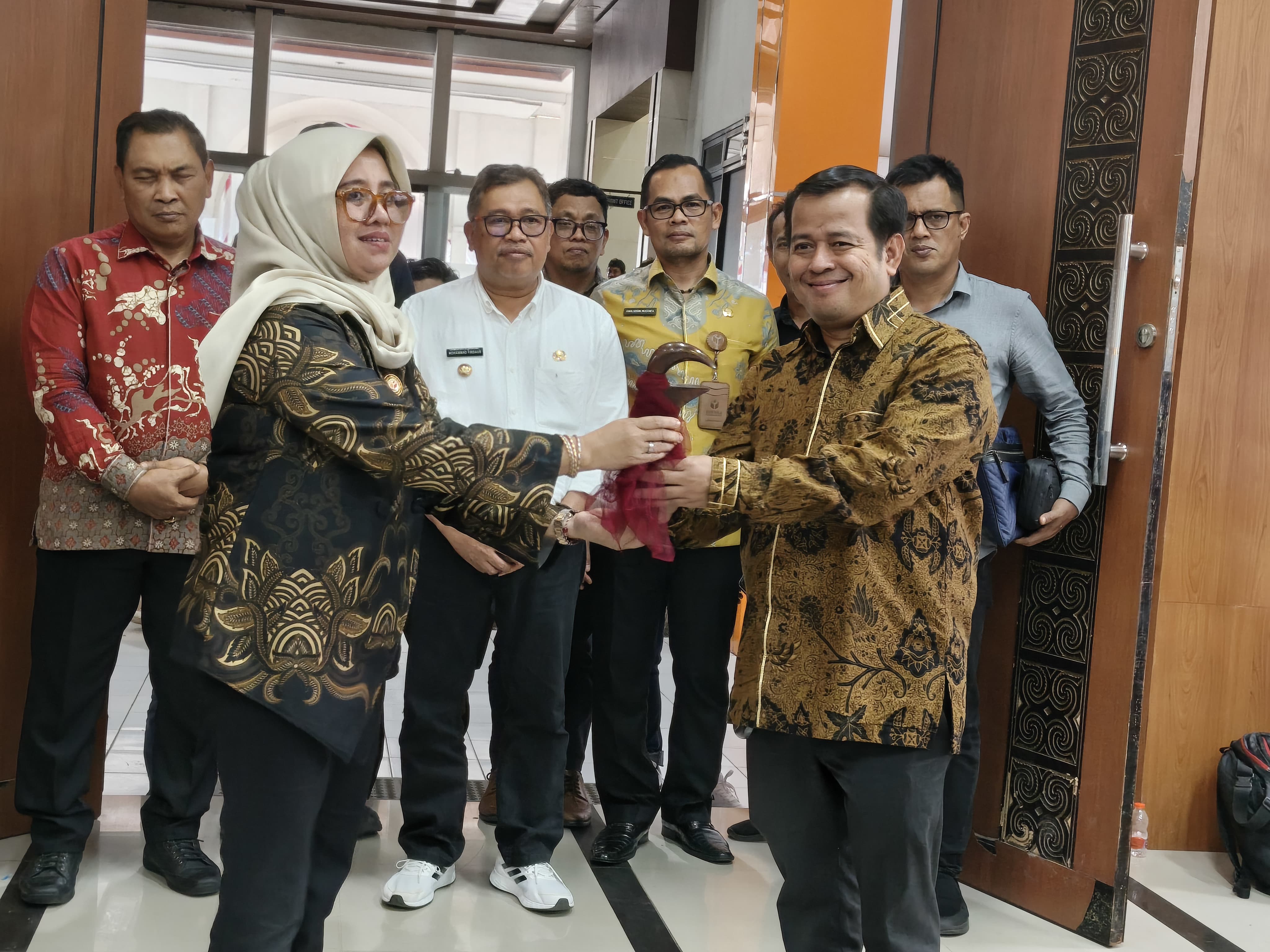 Ketua Bawaslu Takalar Serahkan Cinderamata Badik Khas Makassar ke TA Komisi 2 DPR RI