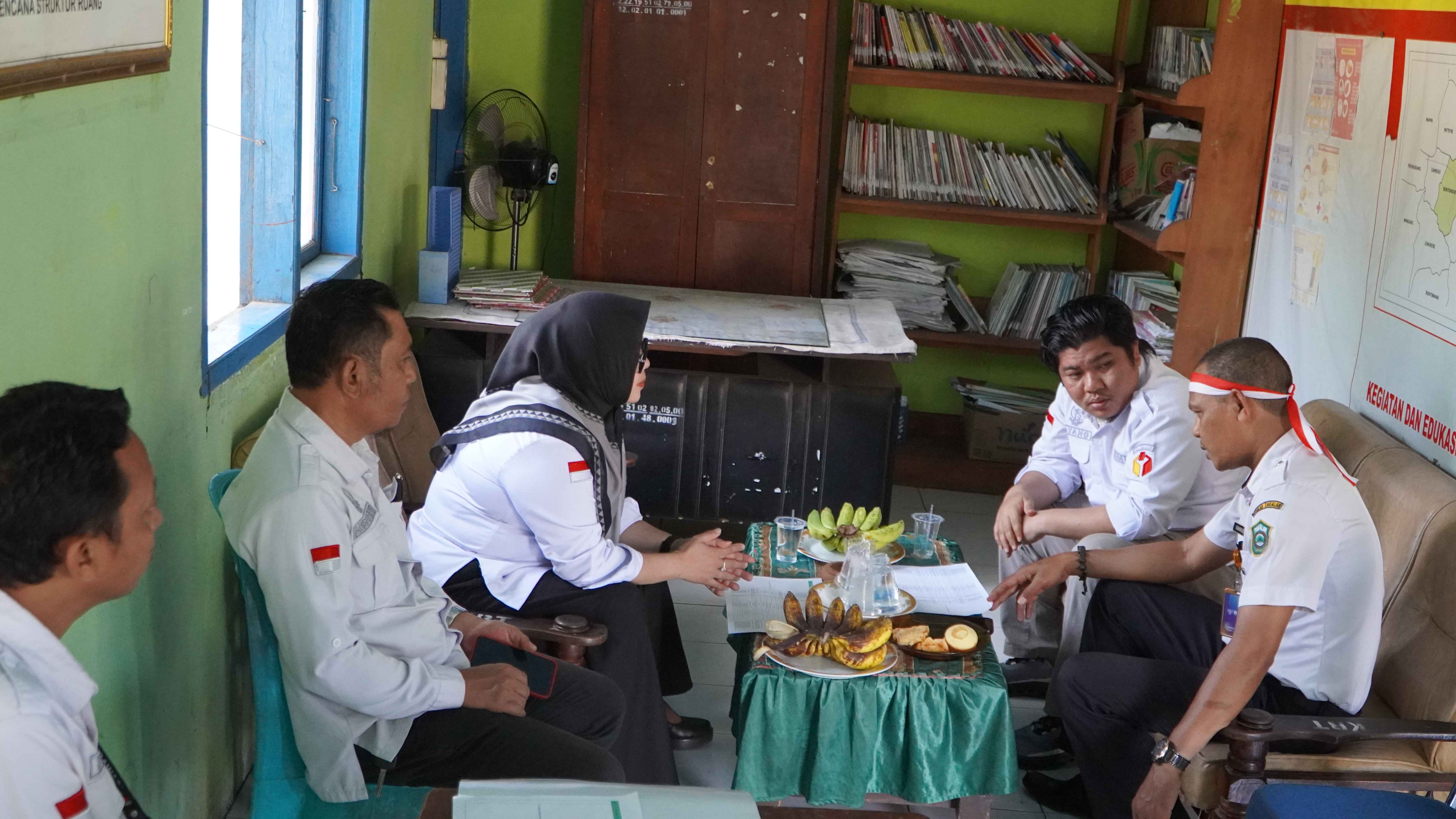 Kaharuddin, Lurah Bontokadatto terima Pimpinan Bawaslu Takalar dalam rangka Uji Petik PDPB