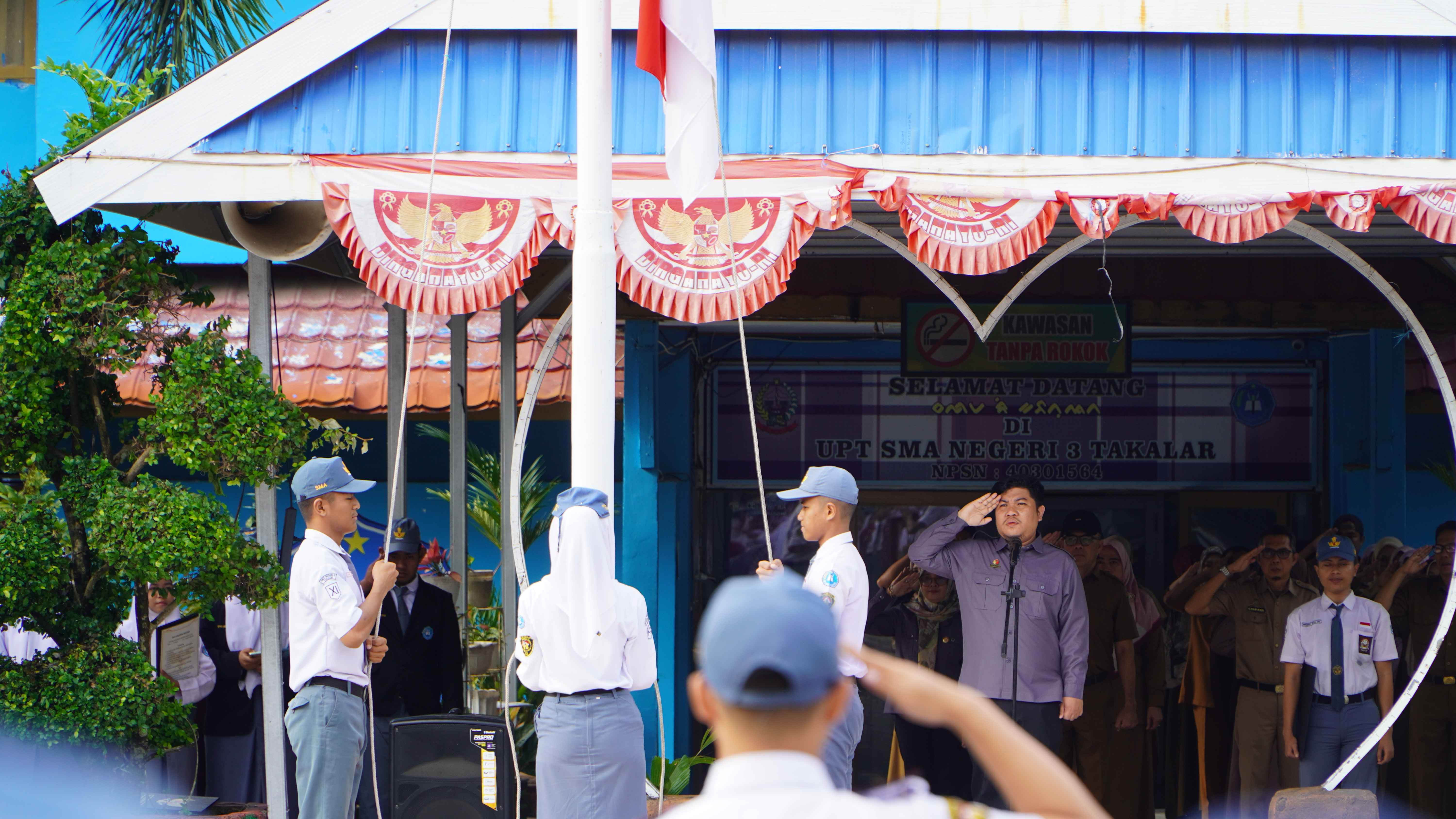 Pimpinan Bawaslu Takalar Jadi Pembina Upacara di SMAN 3 Takalar