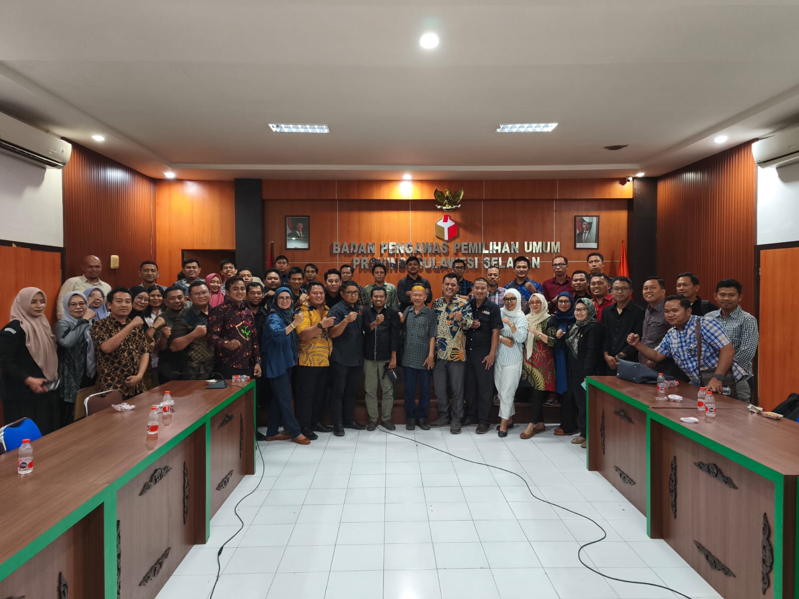 Penyampaian Predikat PPID Bawaslu Kabupaten/Kota se-Sulawesi Selatan