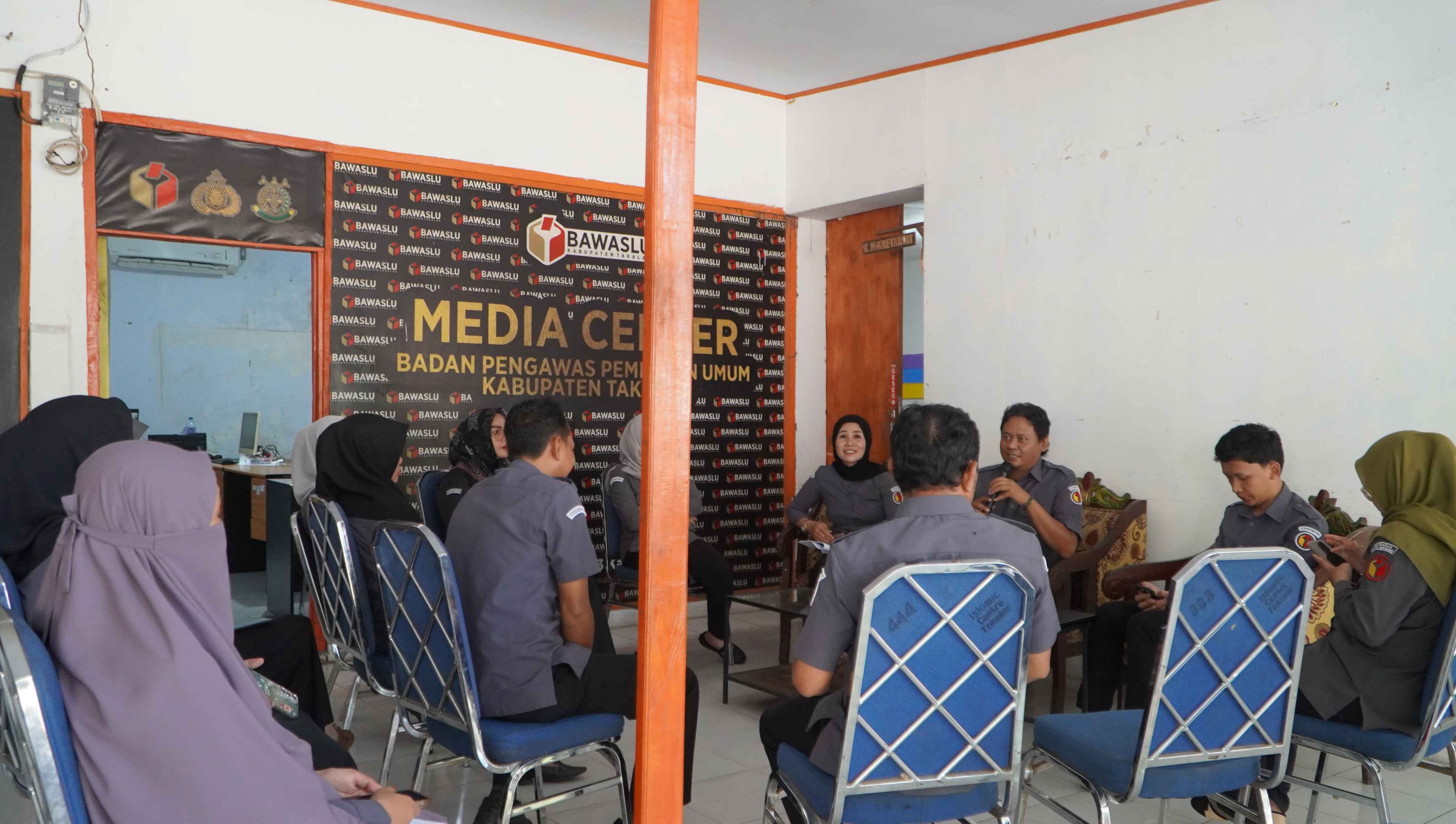 Divisi SDMO Bawaslu Takalar Paparkan Caput, BMN dan WFH pada Sindi sesi ke-8