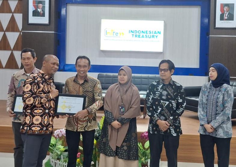 Kepala Sekretariat Bawaslu Takalar, Muhammad Yusuf menerima Penghargaan Pengelolaan Keuangan dari KPPN Makassar