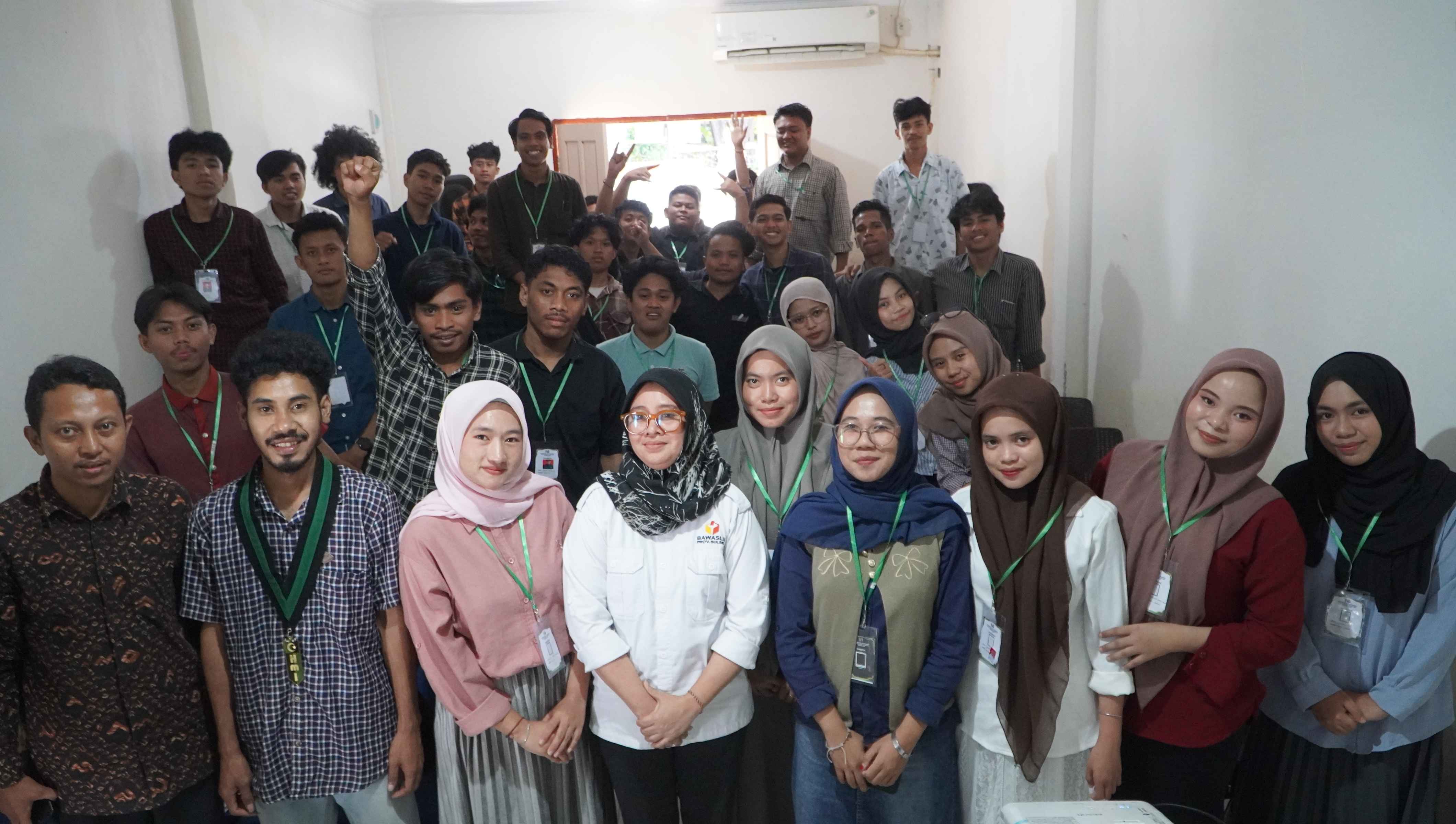 Nellyati dan Peserta LK2 HMI Cabang Takalar Foto Bersama Serukan Jaga Demokrasi dan Integritas Pada Pemilu Mendatang