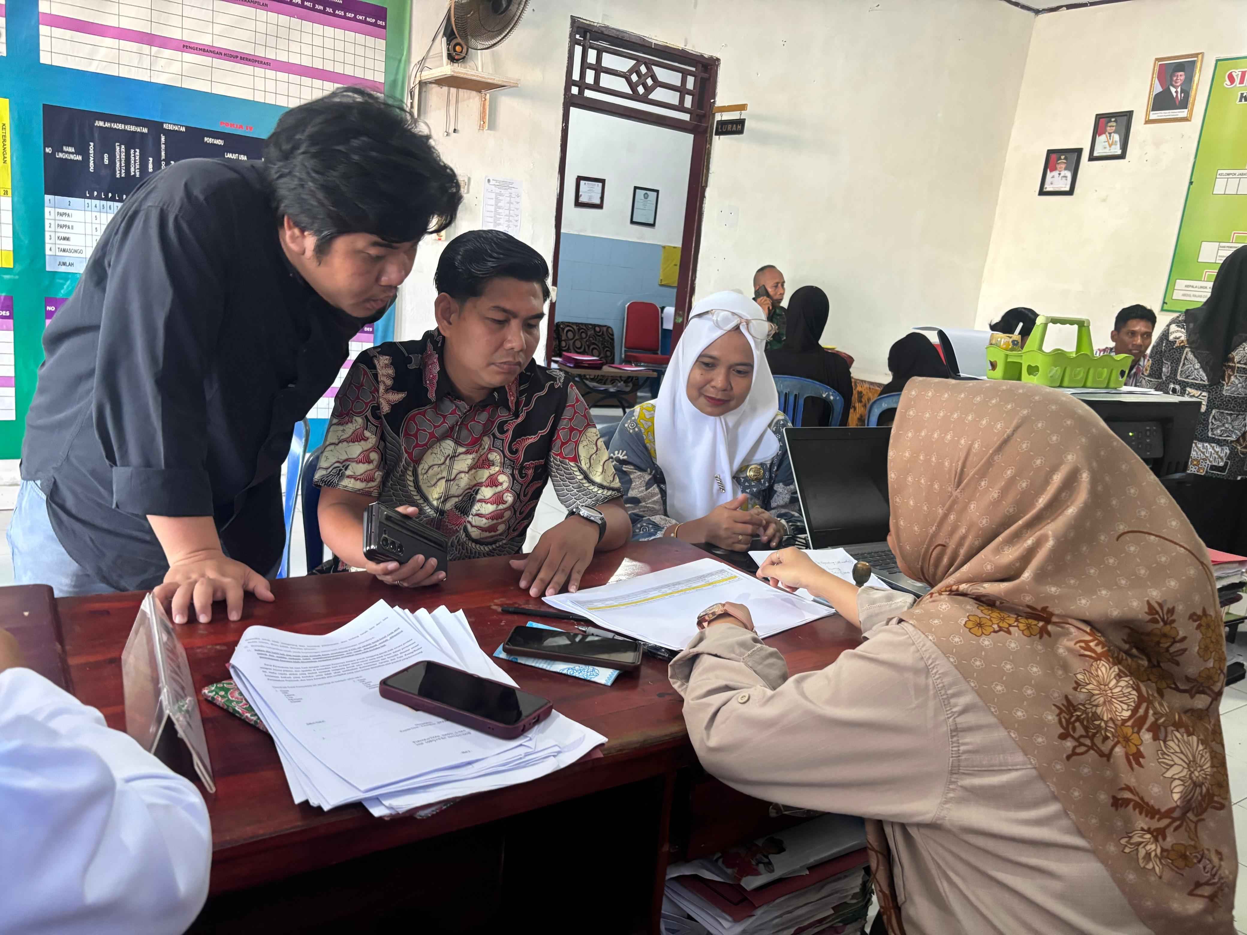Pimpinan Bawaslu Takalar Awasi KPU lakukan proses Coklit Terbatas dengan Koordinasi ke Pemerintah setempat