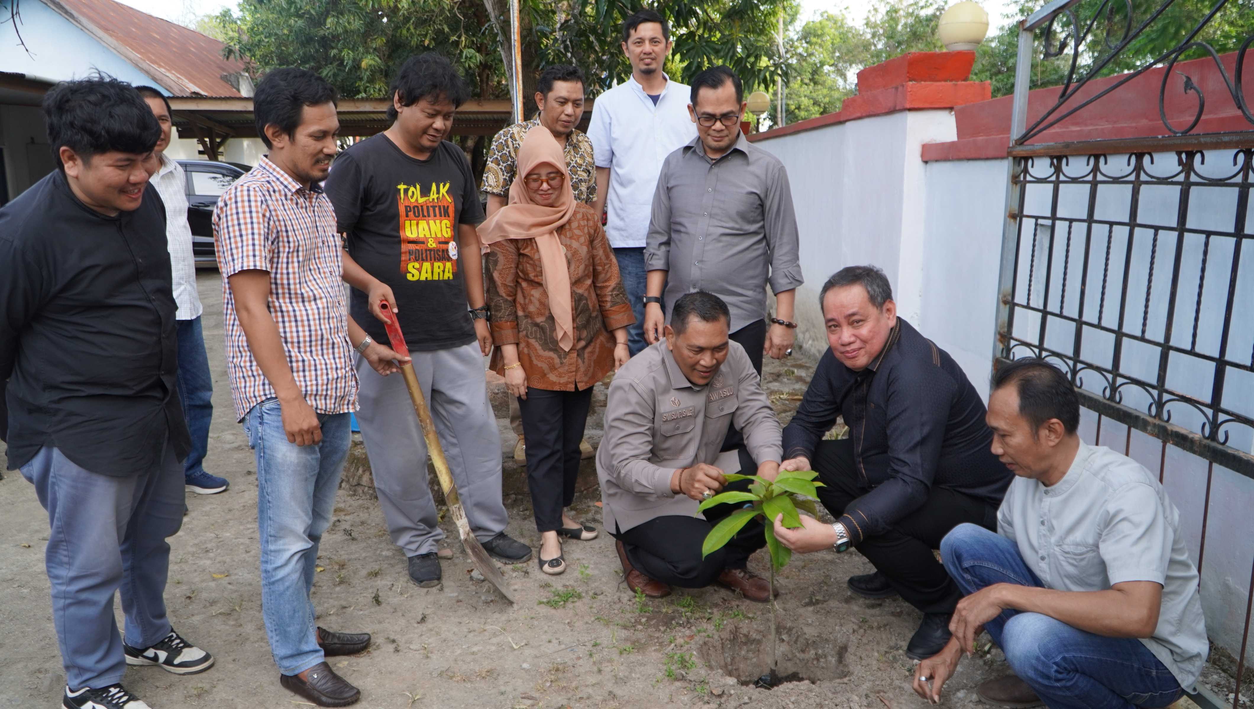 Anggota Bawaslu RI, Herwyn J.H. Malonda tanam pohon Integritas di Kantor Bawaslu Kabupaten Takalar