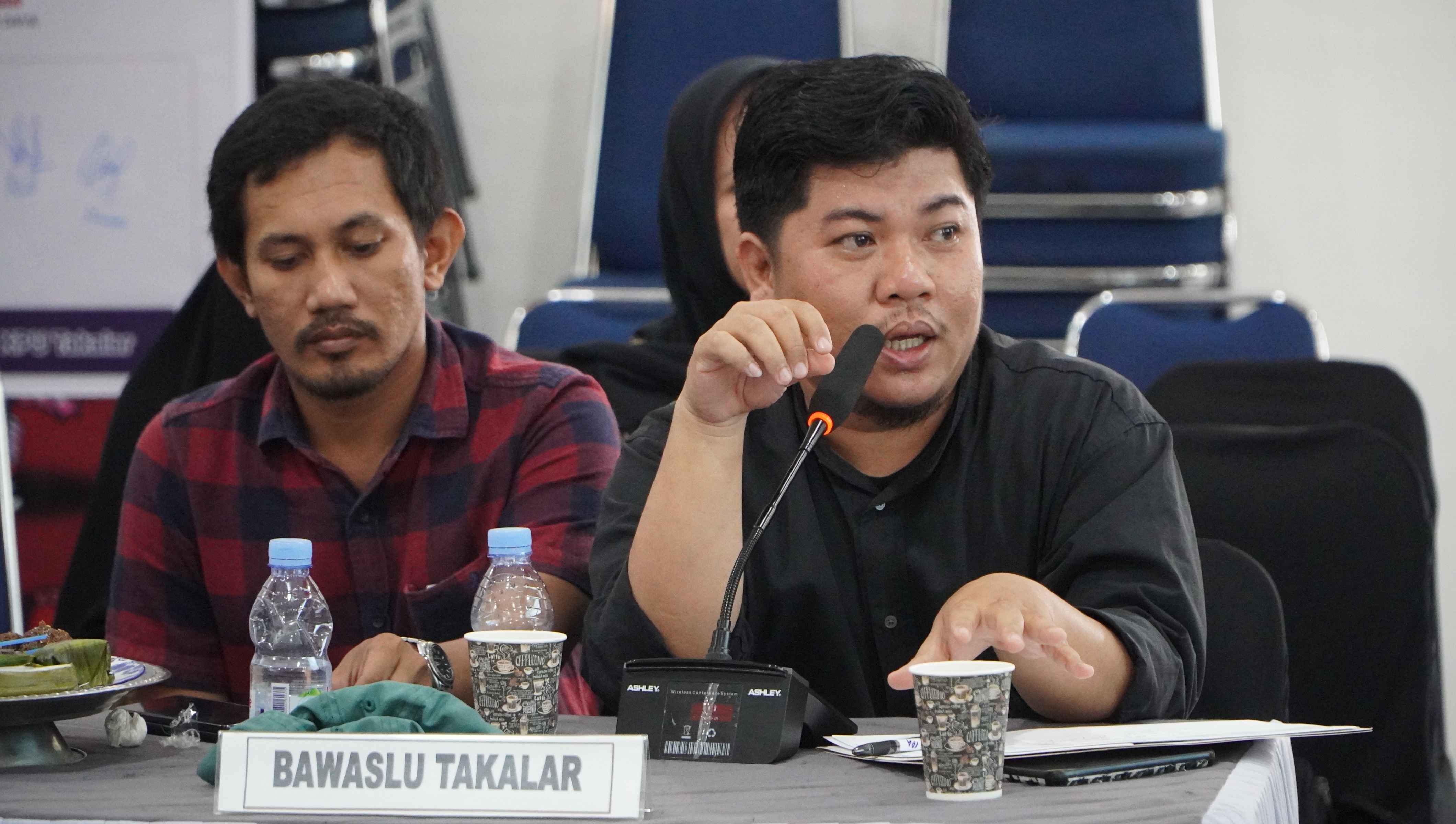 Pimpinan Bawaslu Takalar, Zahlul Padil Pertanyakan Sampel Coktas dan bertambahnya Pemilih Baru yang signifikan kepada KPU pada Pleno PDPB Triwulan II tahun 2026 