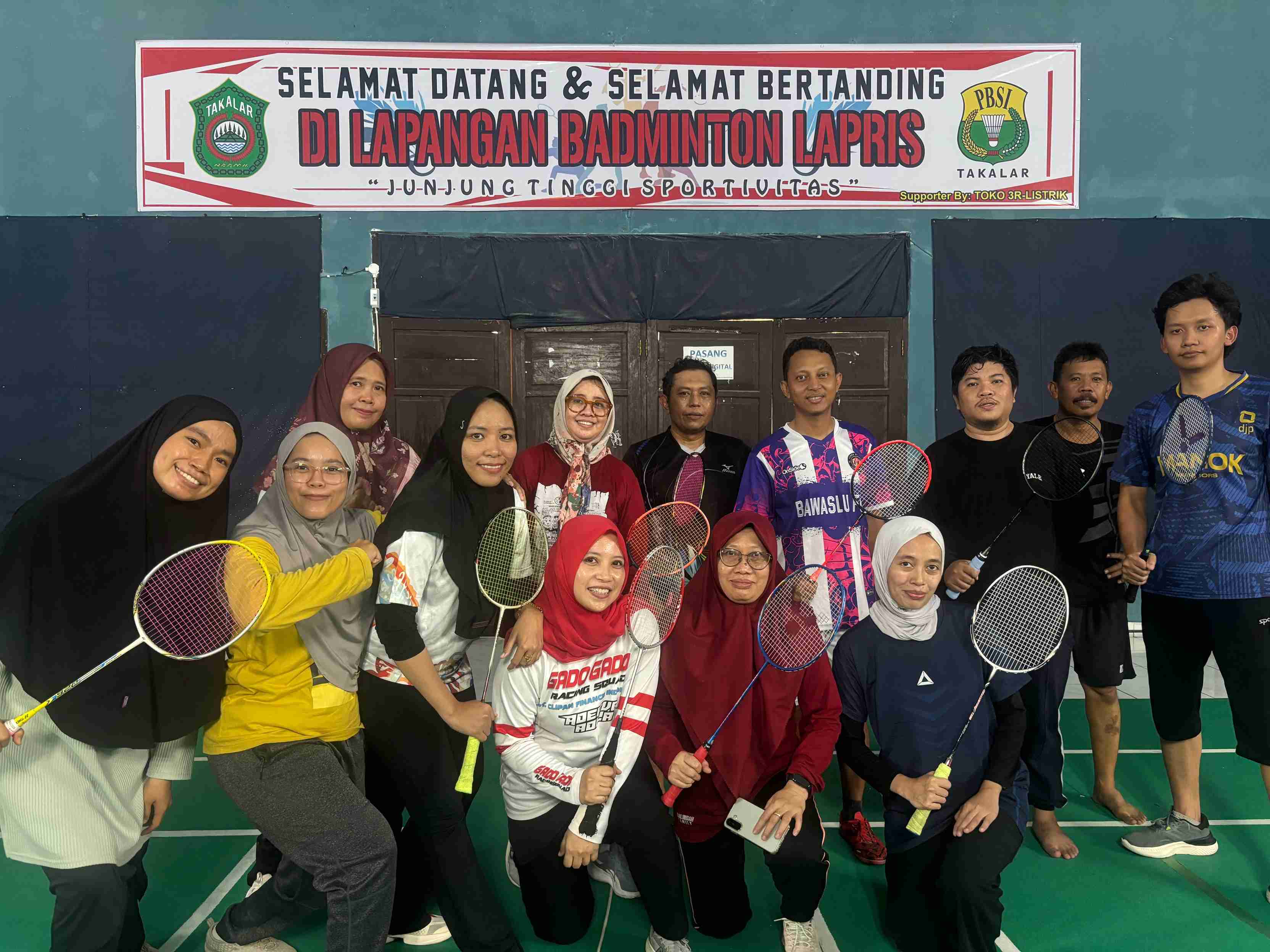 Foto Bersama Peserta Pertandingan Bulutangkis Bawaslu Takalar