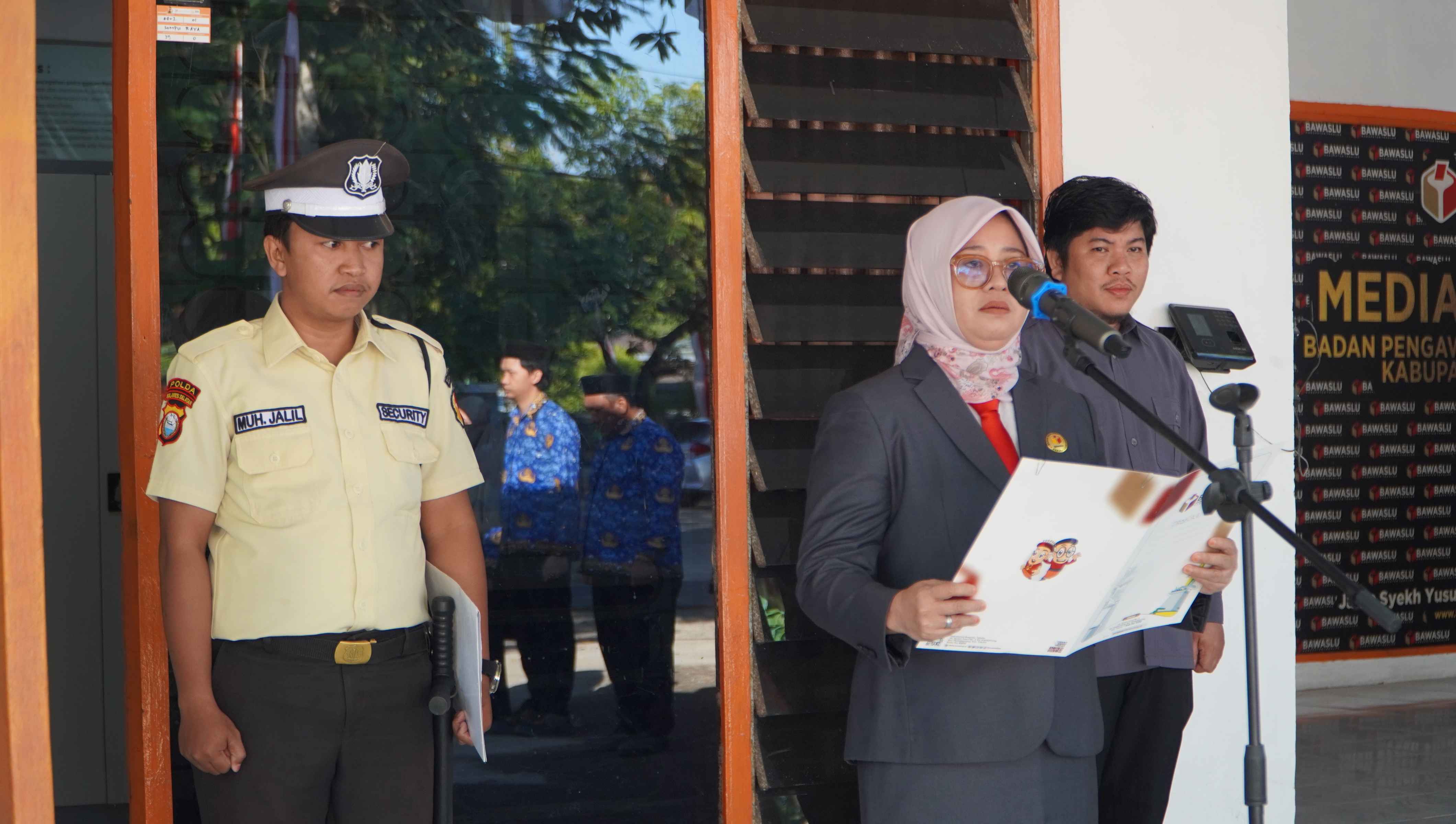 Ketua Bawaslu Takalar sebagai Pembina Upacara HUT Proklamasi Kemerdekaan RI ke-81 di Kantor Bawaslu Takalar