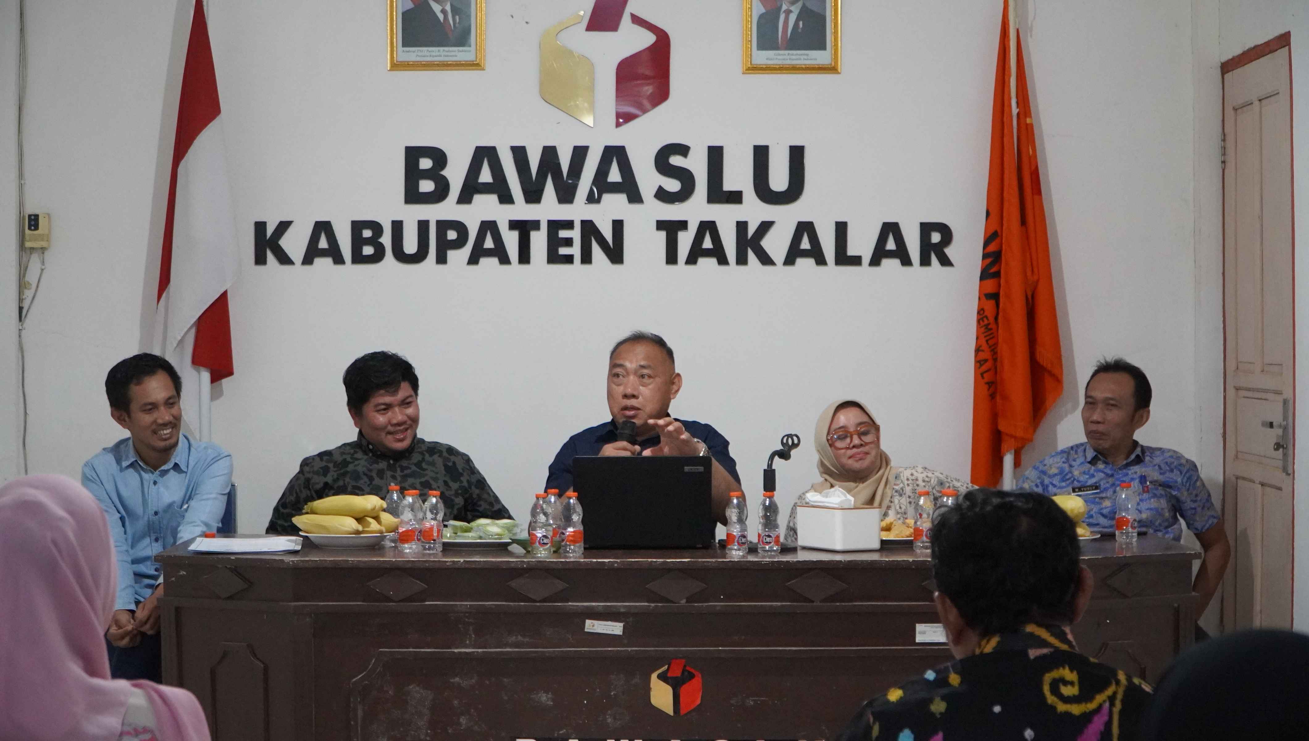 Pimpinan Bawaslu Provinsi Sulawesi Selatan, Andarias Duma'memaparkan Kajian Hukum di Bawaslu Kabupaten Takalar