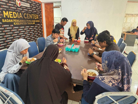 Setelah Kerja Bakti, Bawaslu Takalar Makan Bersama Tingkatkan Harmonisasi