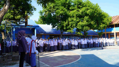 Ketua Bawaslu Takalar jadi Pembina Upacara di SMAN 1 Takalar