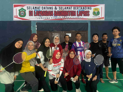 Foto Bersama Peserta Pertandingan Bulutangkis Bawaslu Takalar