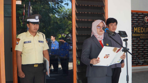 Ketua Bawaslu Takalar sebagai Pembina Upacara HUT Proklamasi Kemerdekaan RI ke-81 di Kantor Bawaslu Takalar