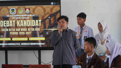Pimpinan Bawaslu Takalar, Zahlul Padil beri sambutan sebagai Panelis Debat Kandidat Pilketos SMAN 1 Takalar