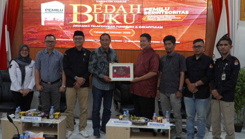 Foto Bersama Penyerahan Sertifikat Narasumber dan Panelis Bedah Buku "Pemilu Berintegritas"