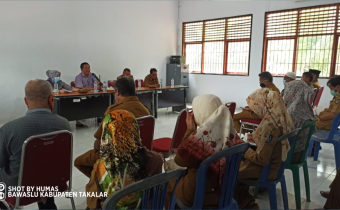 Dihadapan Kepala Sekolah, Bawaslu Takalar Sosialisasi Lomba Video
