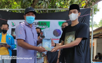 Perkuat Literasi Demokrasi, Ketua Bawaslu Takalar Hadiri Launching Buku
