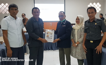 Bawaslu Takalar Serahkan Buku Kinerja tahun 2021 ke Bawaslu Provinsi Sulawesi Selatan
