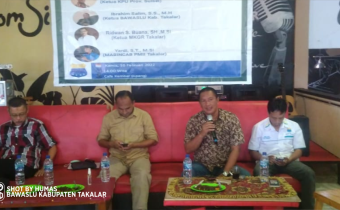 Ketua Bawaslu Takalar Narasumber pada Dialog Publik bertajuk Demokrasi