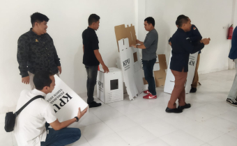 Bawaslu Takalar dan Timfas Awasi Rakit Kotak Suara di Gudang Logistik