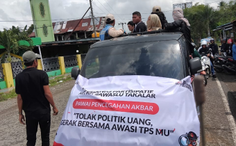 Pawai Pencegahan Akbar Tolak Politik Uang, Pengawas Partisipatif Orasi dan Bagikan Sticker Tolak Politik Uang serta Flyer