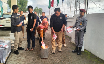 Pemusnahan Kelebihan dan Surat Suara yang Rusak di KPU Kabupaten Takalar