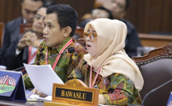 Pimpinan Bawaslu Takalar Menyampaikan Jawaban Termohon Sidang PHP Pilkada di MK