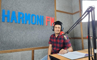 Kordiv PPPS Bawaslu Takalar, Ince Hadiy Rachmat Sebagai Speaker Talkshow Ngabuburit Pengawasan di Radio Harmony 97,0 fm