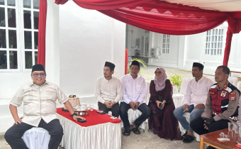 Bupati Takalar bersama Ketua dan Anggota Bawaslu. KPU Takalar pada acara Open House Idul Adha 1446 H di Rujab Bupati