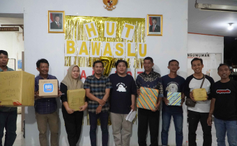 Penyerahan Hadiah Berbagai Jenis Lomba Perayaan HUT ke-7 Bawaslu Kabupaten/Kota dan HUT ke-80 RI