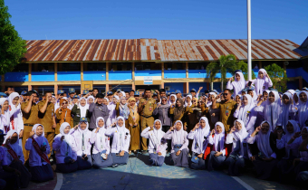 Ketua Bawaslu Takalar jadi Pembina Upacara di SMAN 1 Takalar