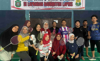 Foto Bersama Peserta Pertandingan Bulutangkis Bawaslu Takalar