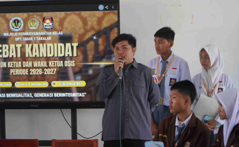Pimpinan Bawaslu Takalar, Zahlul Padil beri sambutan sebagai Panelis Debat Kandidat Pilketos SMAN 1 Takalar