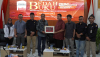 Foto Bersama Penyerahan Sertifikat Narasumber dan Panelis Bedah Buku "Pemilu Berintegritas"